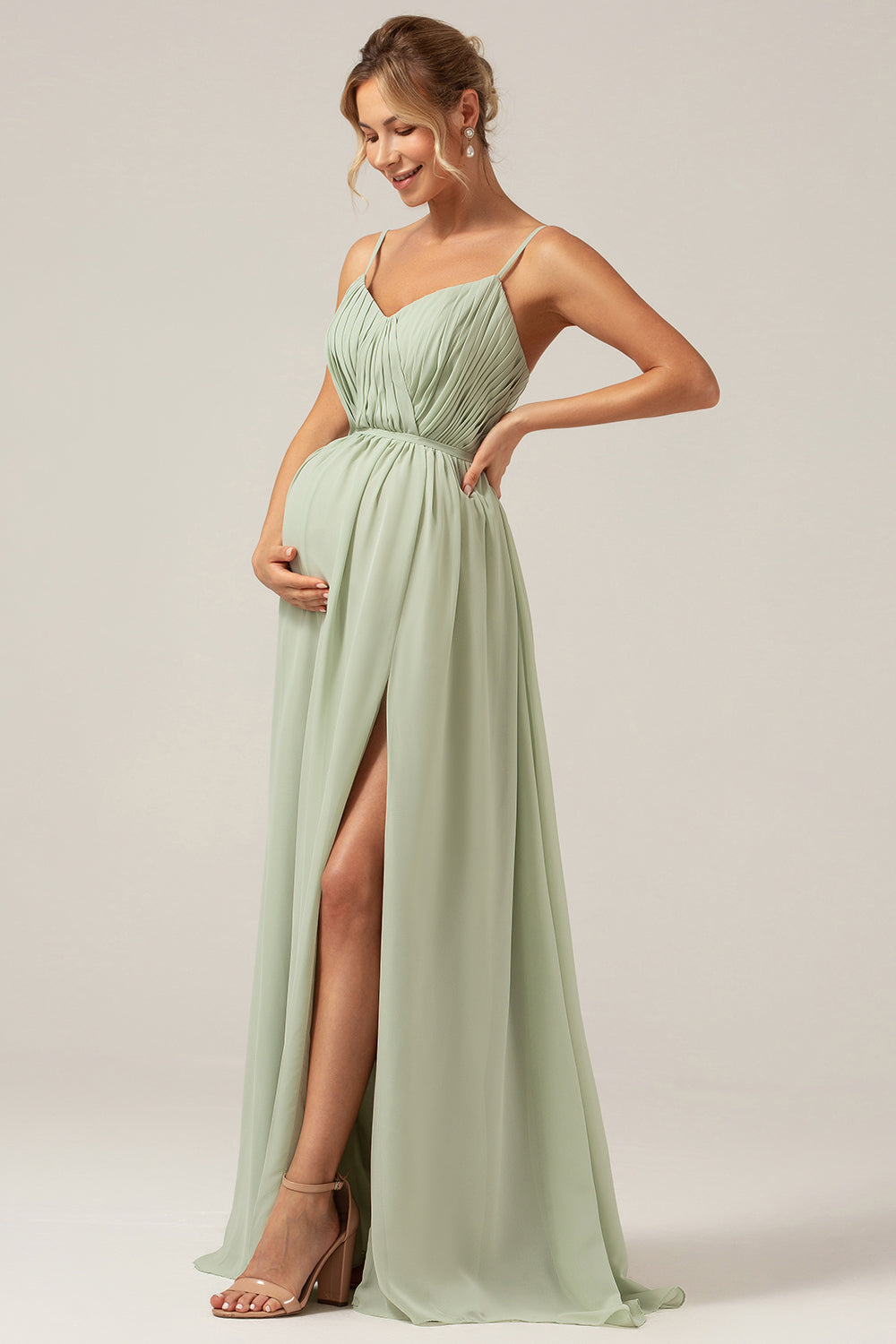 Robe longue de demoiselle d'honneur trapèze en mousseline sauge poussiéreux avec fines bretelles et fente