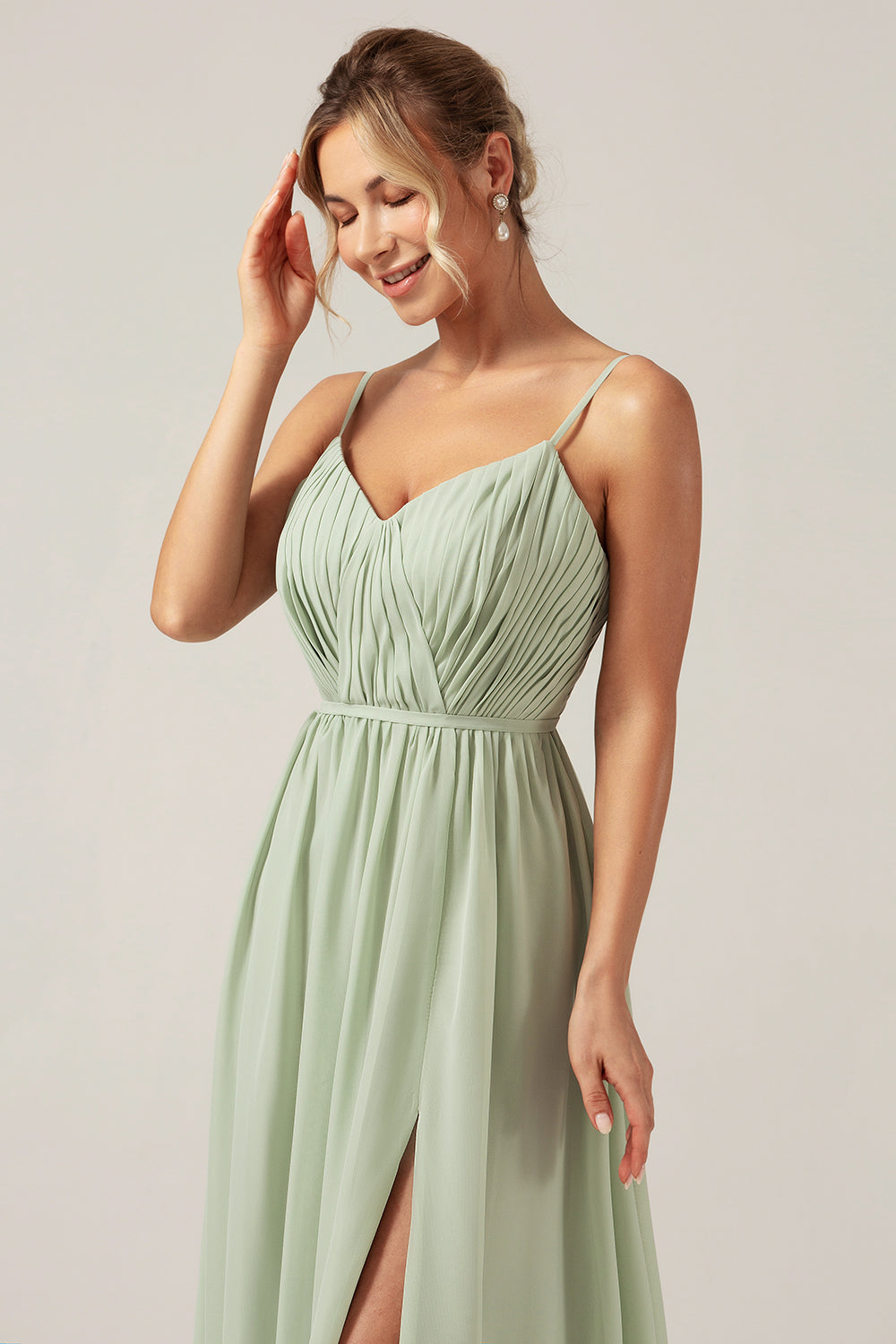 Robe longue de demoiselle d'honneur trapèze en mousseline sauge poussiéreux avec fines bretelles et fente