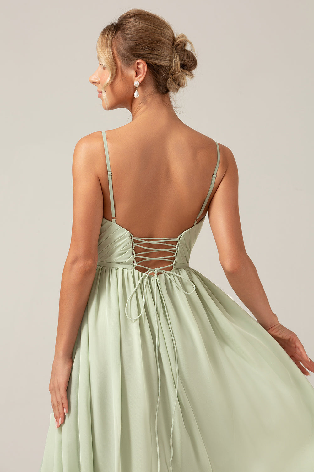Robe longue de demoiselle d'honneur trapèze en mousseline sauge poussiéreux avec fines bretelles et fente
