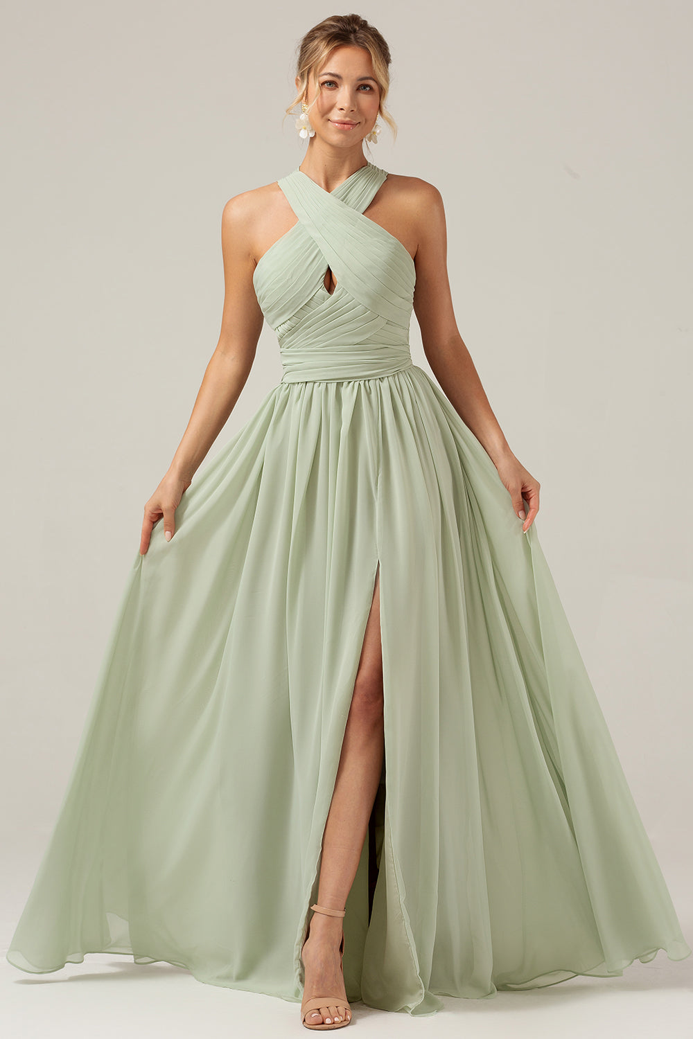 Robe longue de demoiselle d'honneur bohème en mousseline vert sauge à dos boutonné