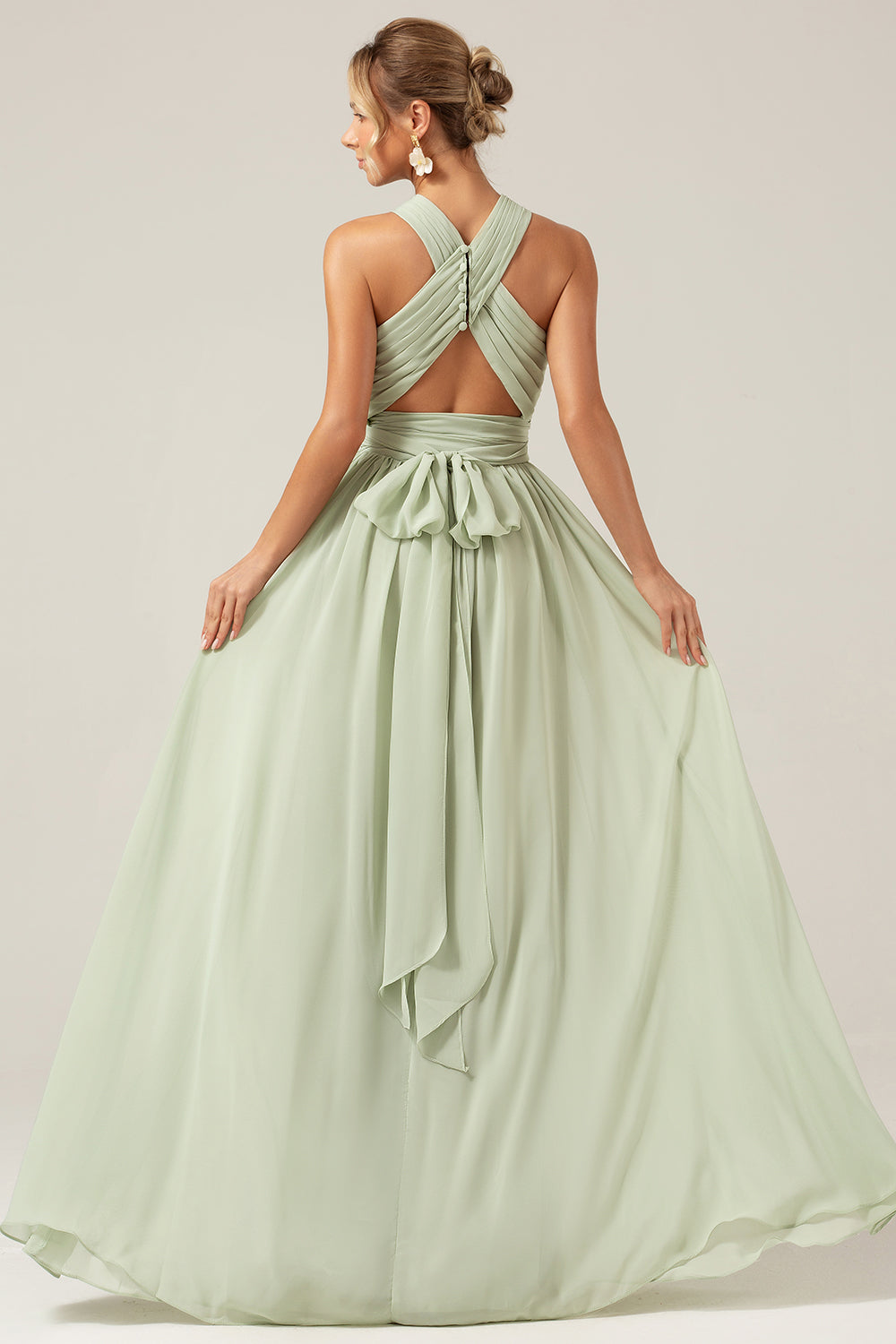 Robe longue de demoiselle d'honneur bohème en mousseline vert sauge à dos boutonné