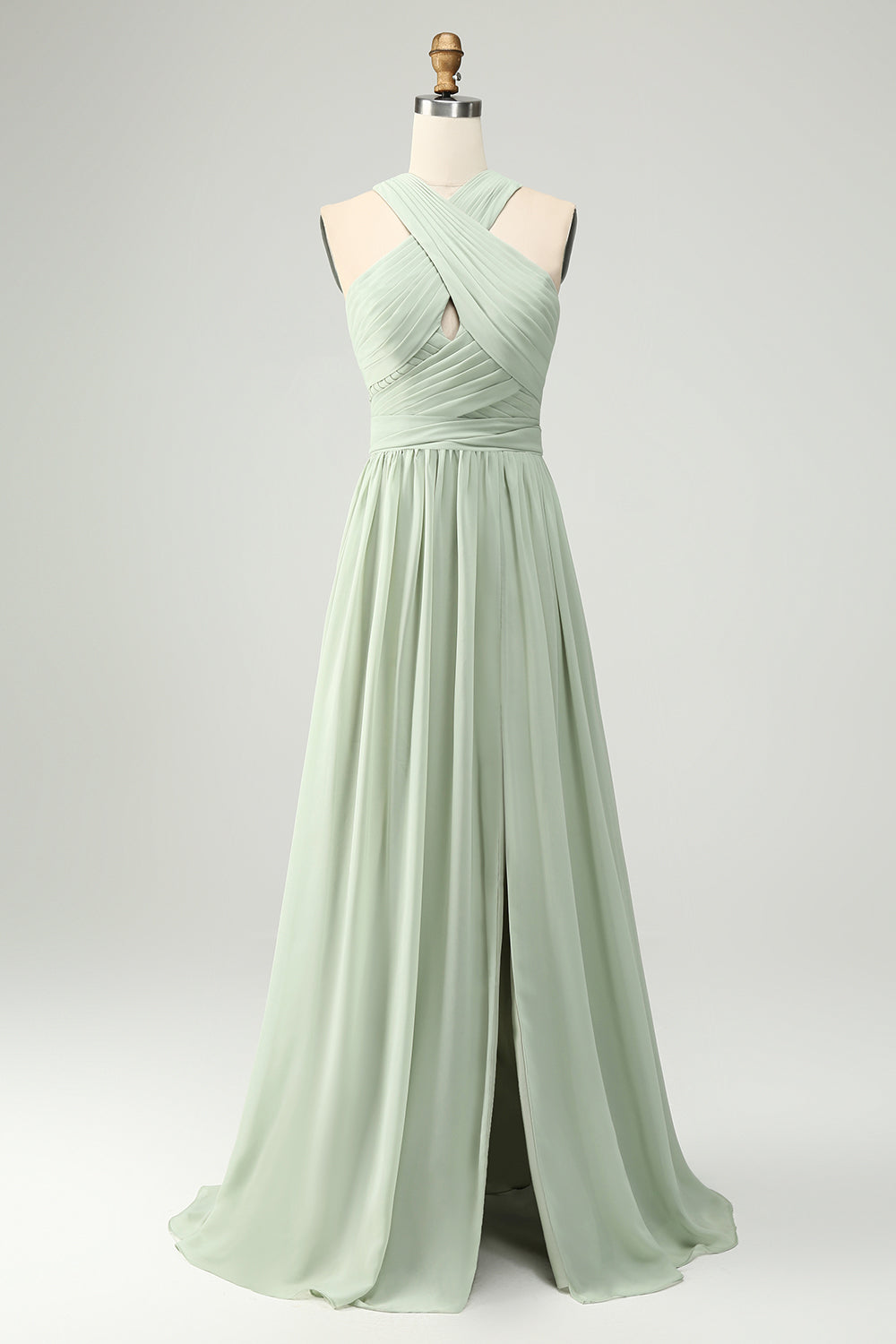 Robe longue de demoiselle d'honneur plissée en mousseline vert sauge à licou coupe trapèze avec fente