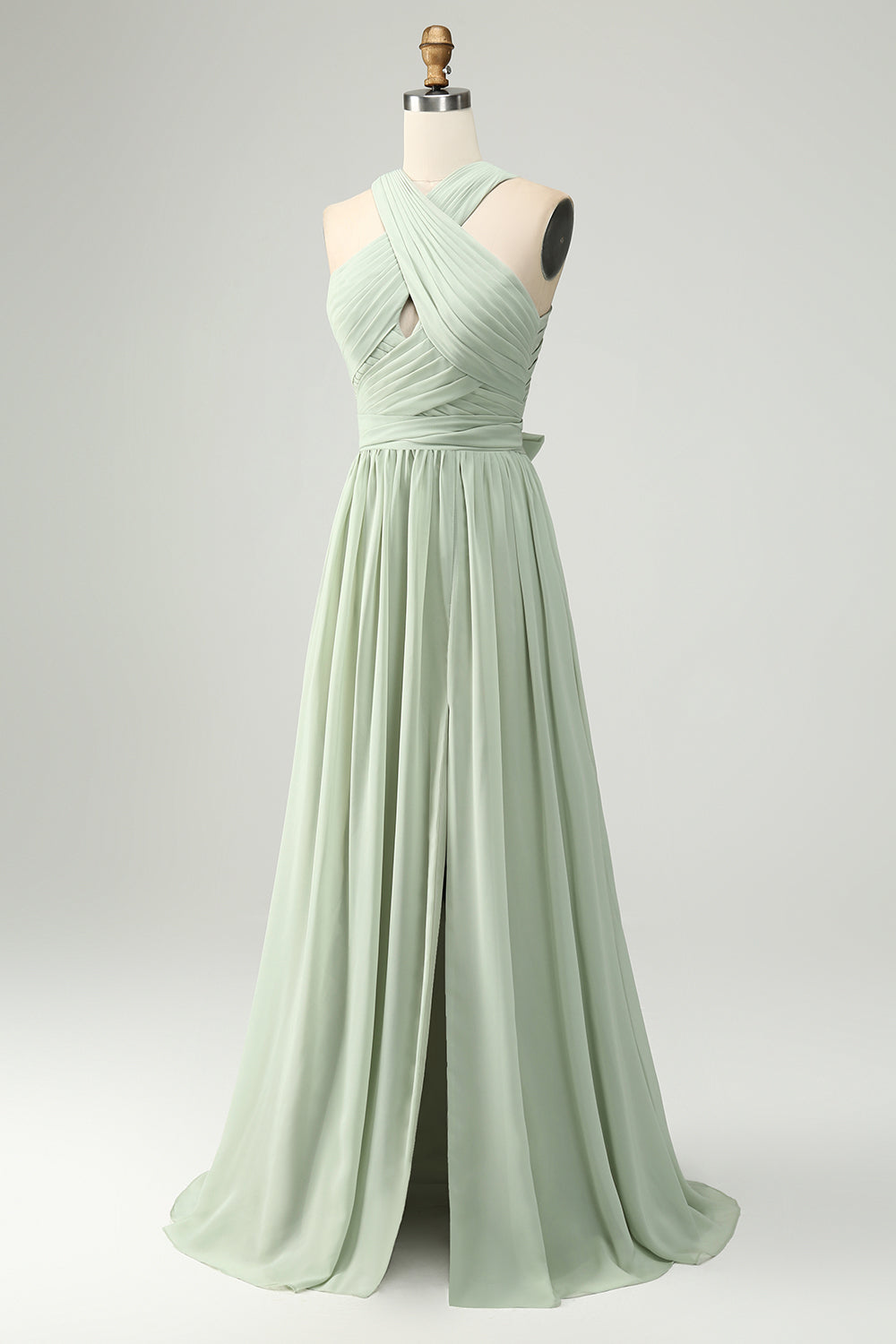 Robe longue de demoiselle d'honneur plissée en mousseline vert sauge à licou coupe trapèze avec fente