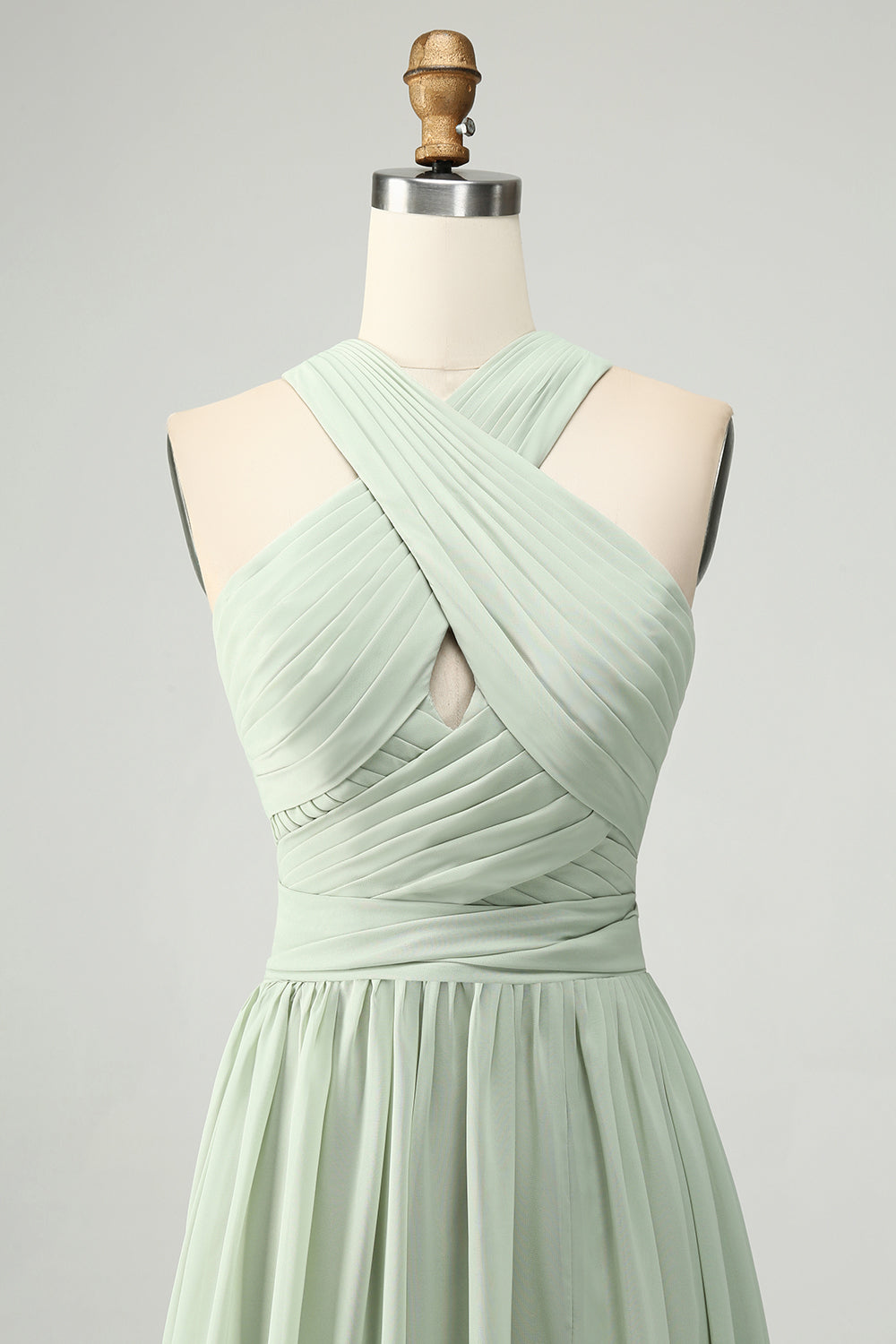 Robe longue de demoiselle d'honneur plissée en mousseline vert sauge à licou coupe trapèze avec fente