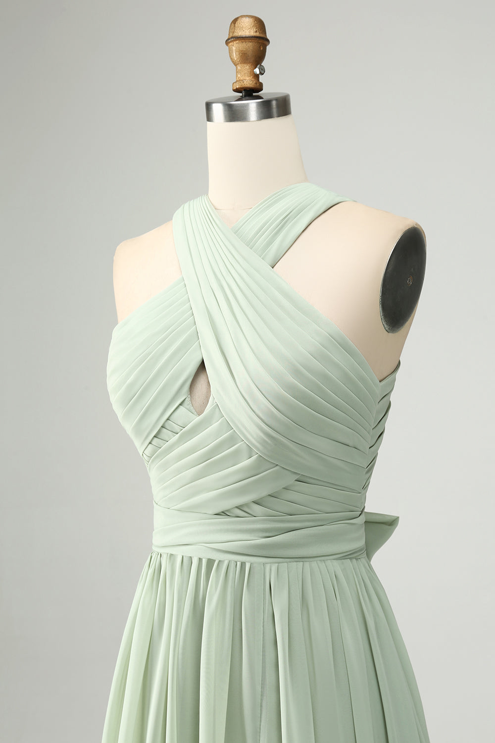 Robe longue de demoiselle d'honneur plissée en mousseline vert sauge à licou coupe trapèze avec fente
