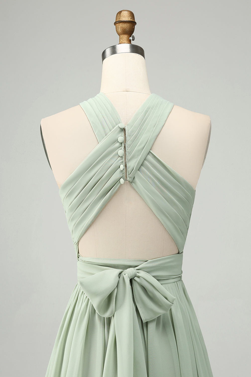 Robe longue de demoiselle d'honneur plissée en mousseline vert sauge à licou coupe trapèze avec fente