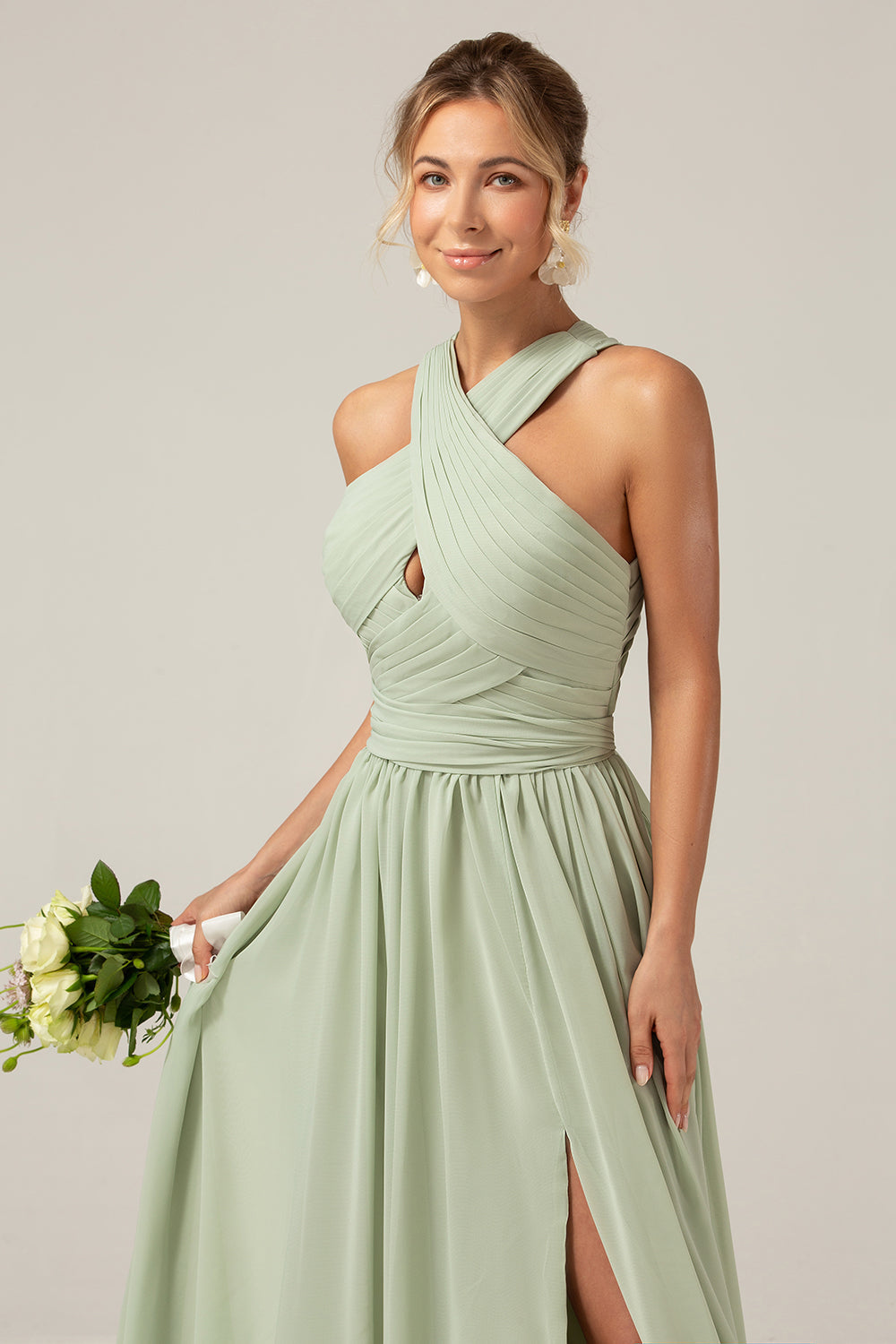 Robe longue de demoiselle d'honneur bohème en mousseline vert sauge à dos boutonné