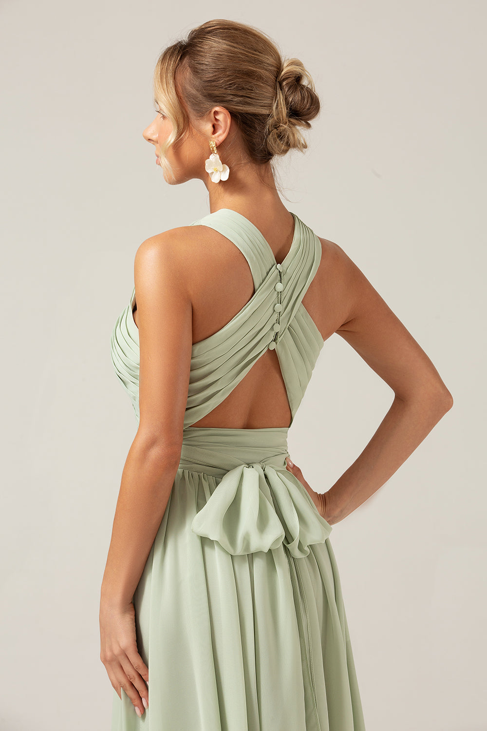 Robe longue de demoiselle d'honneur bohème en mousseline vert sauge à dos boutonné