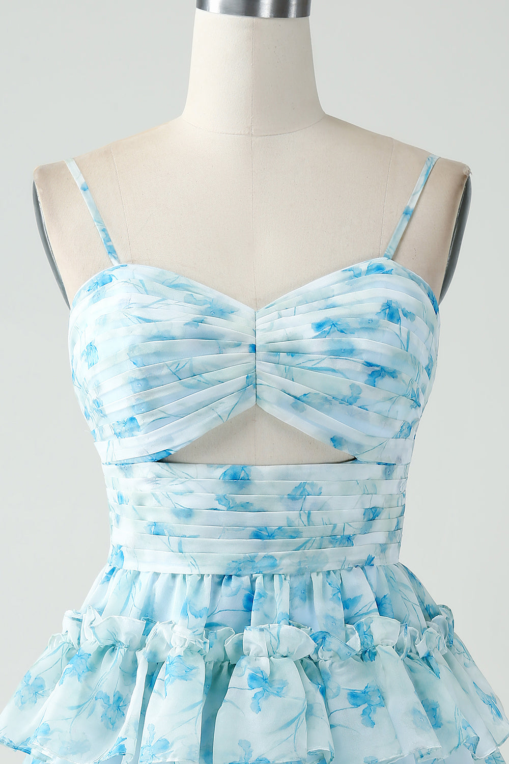 Robe courte de bal de fin d'année florale bleue à bretelles spaghetti et à volants de forme trapèze