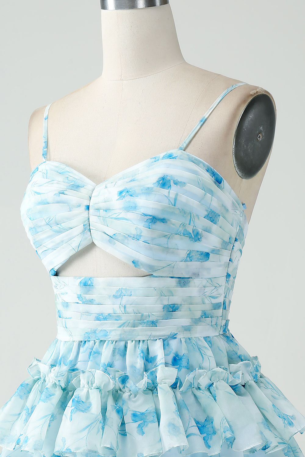 Robe courte de bal de fin d'année florale bleue à bretelles spaghetti et à volants de forme trapèze