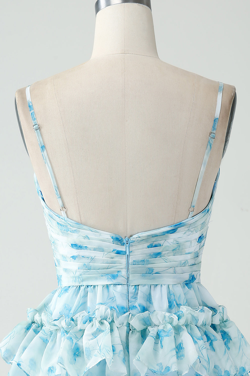 Robe courte de bal de fin d'année florale bleue à bretelles spaghetti et à volants de forme trapèze