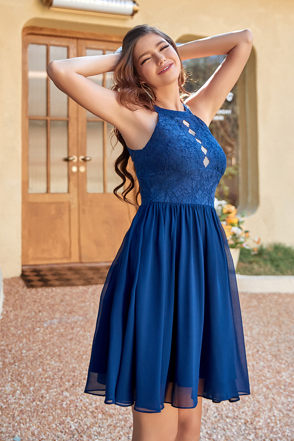 Robe en dentelle bleu marine avec col américain