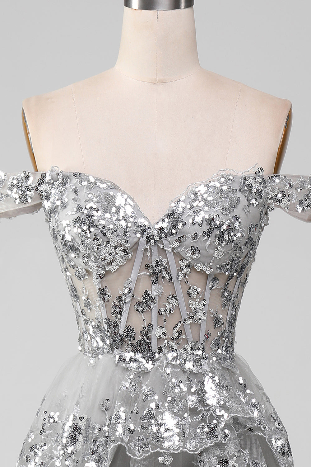 Robe de bal fendue étincelante grise à volants et épaules dénudées