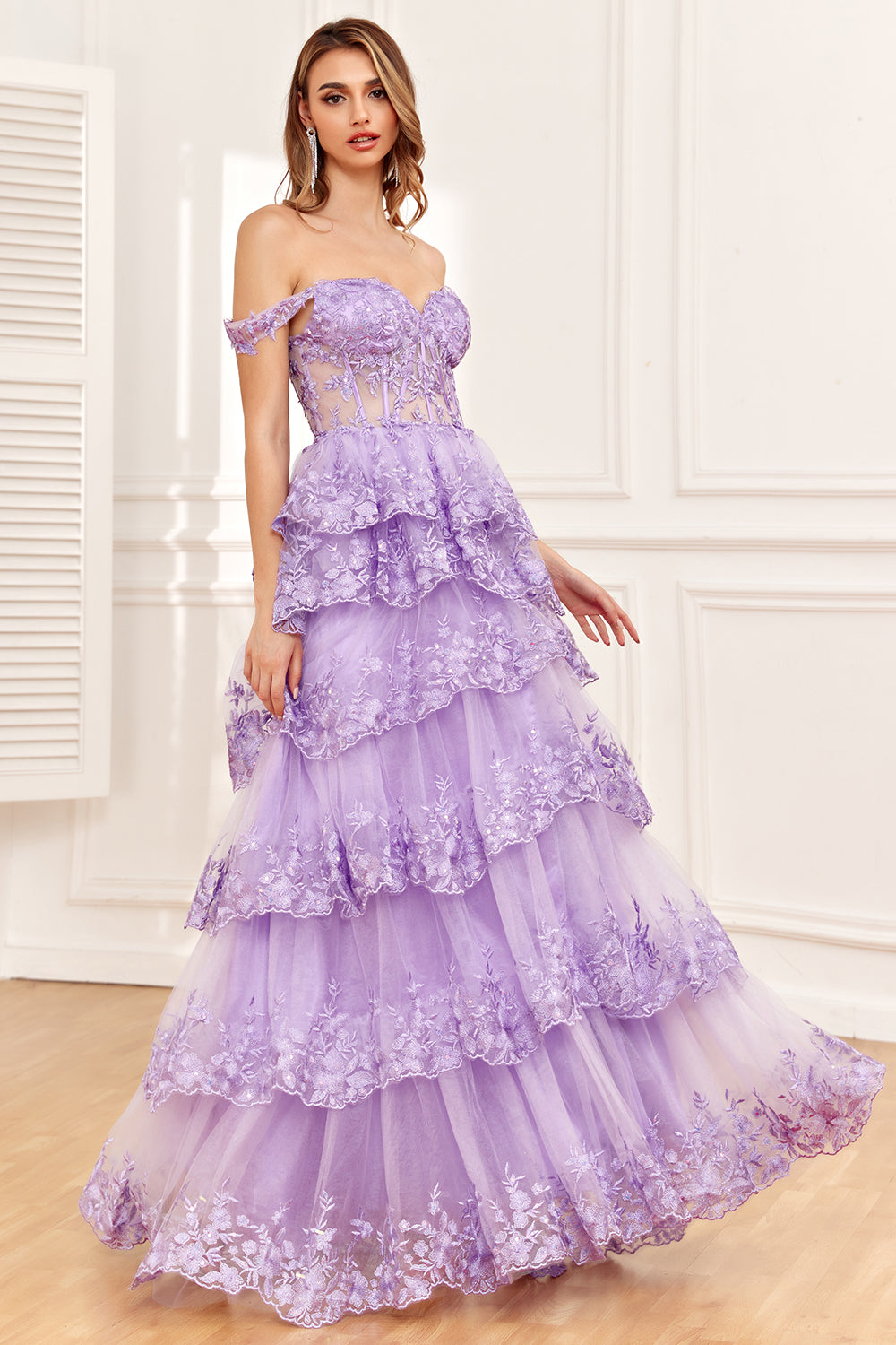 Robe de bal bustier dorée à volants et fendue