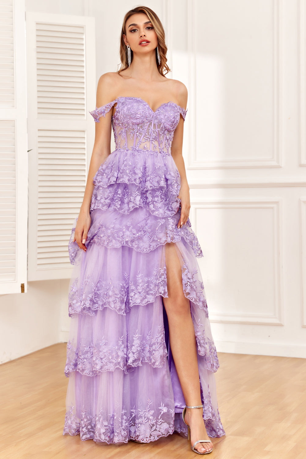 Robe de bal bustier dorée à volants et fendue