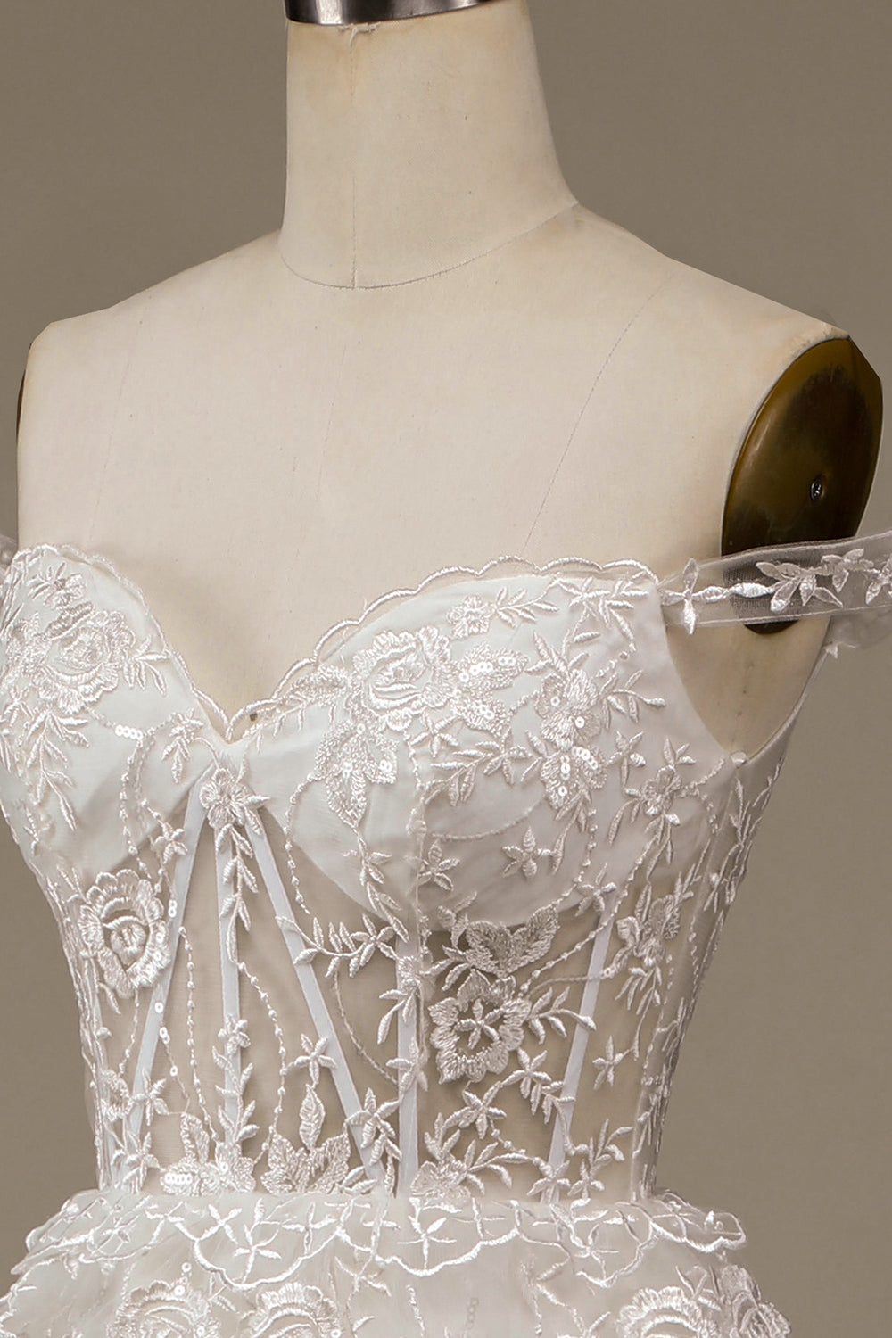 Robe de mariée bustier à volants en dentelle blanche pailletée avec fente