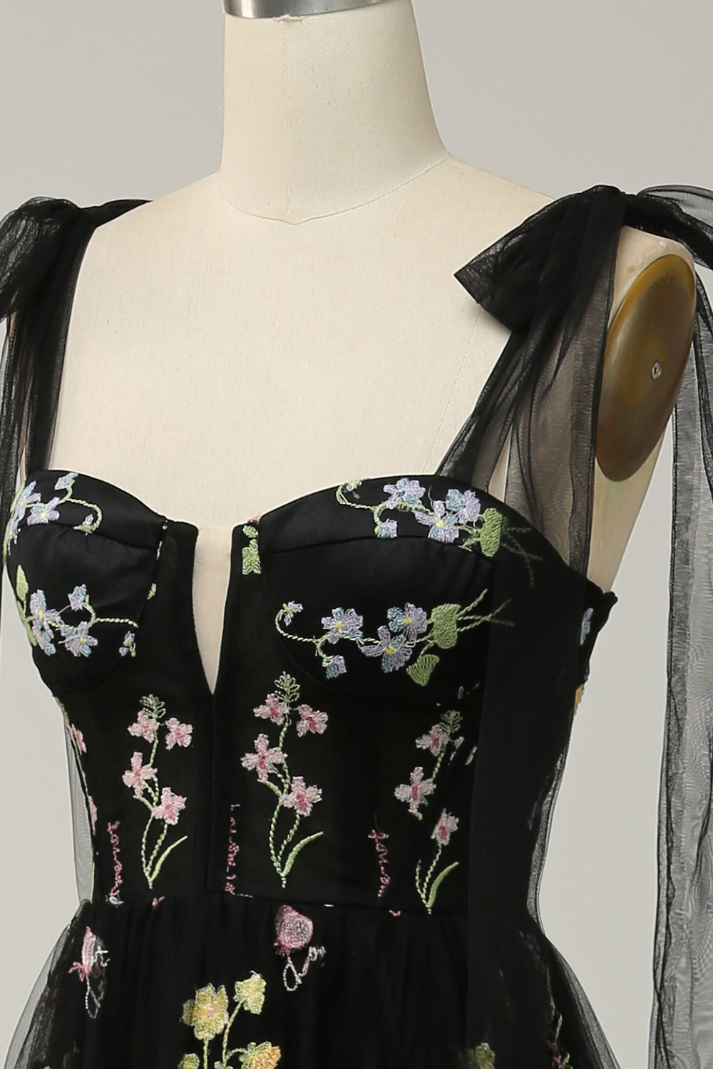 Robe de bal longue en tulle brodé gris-bleu à corset évasé