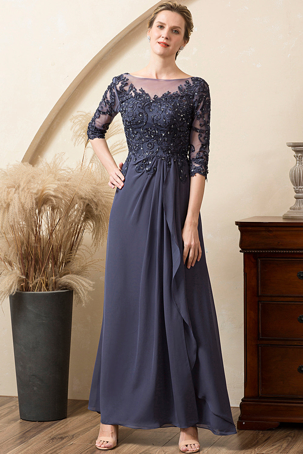 Robe de mère de la mariée en mousseline ornée de perles scintillantes bleu gris