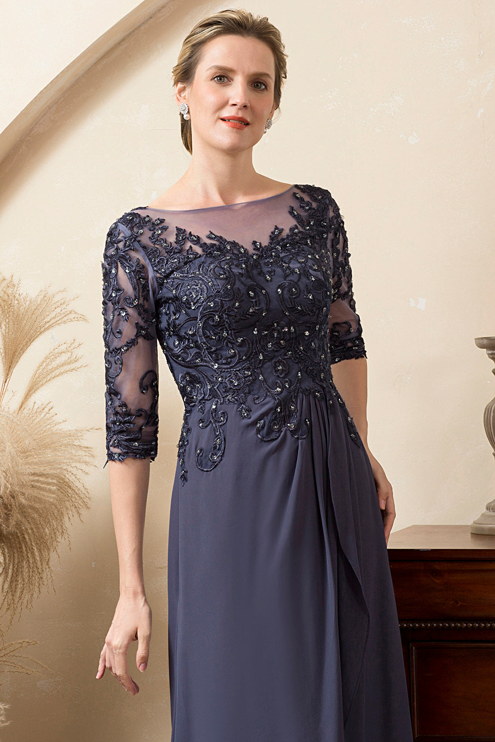 Robe de mère de la mariée en mousseline ornée de perles scintillantes bleu gris