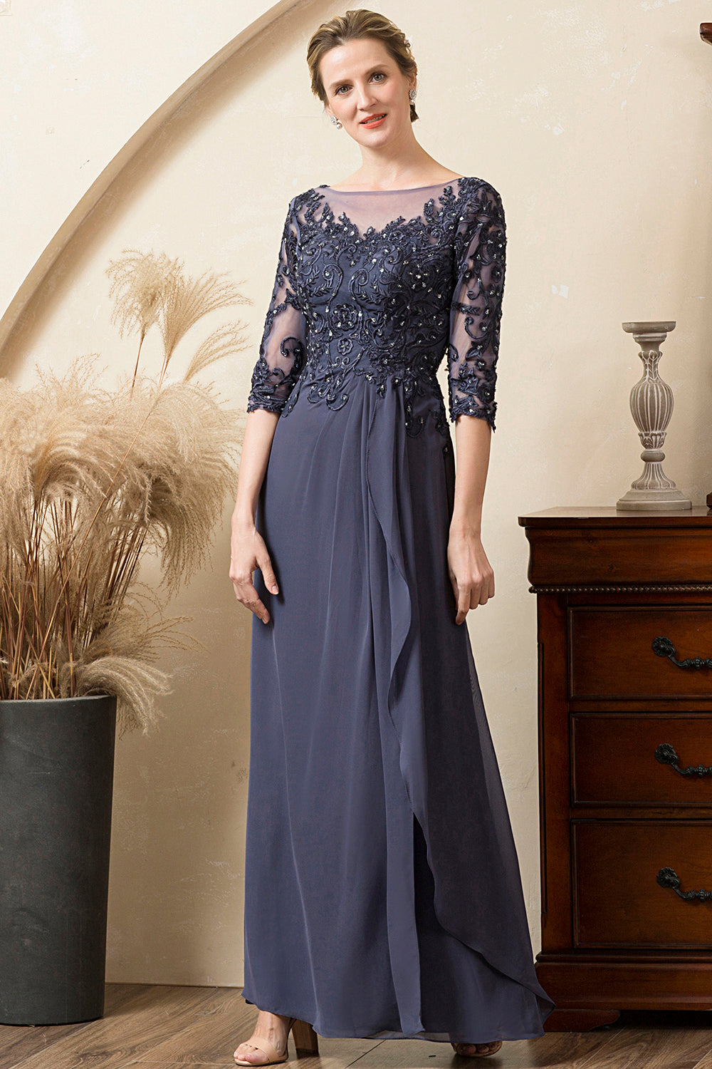 Robe de mère de la mariée en mousseline ornée de perles scintillantes bleu gris