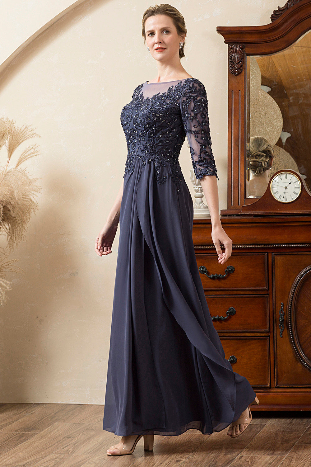 Robe de mère de la mariée en mousseline ornée de perles scintillantes bleu gris