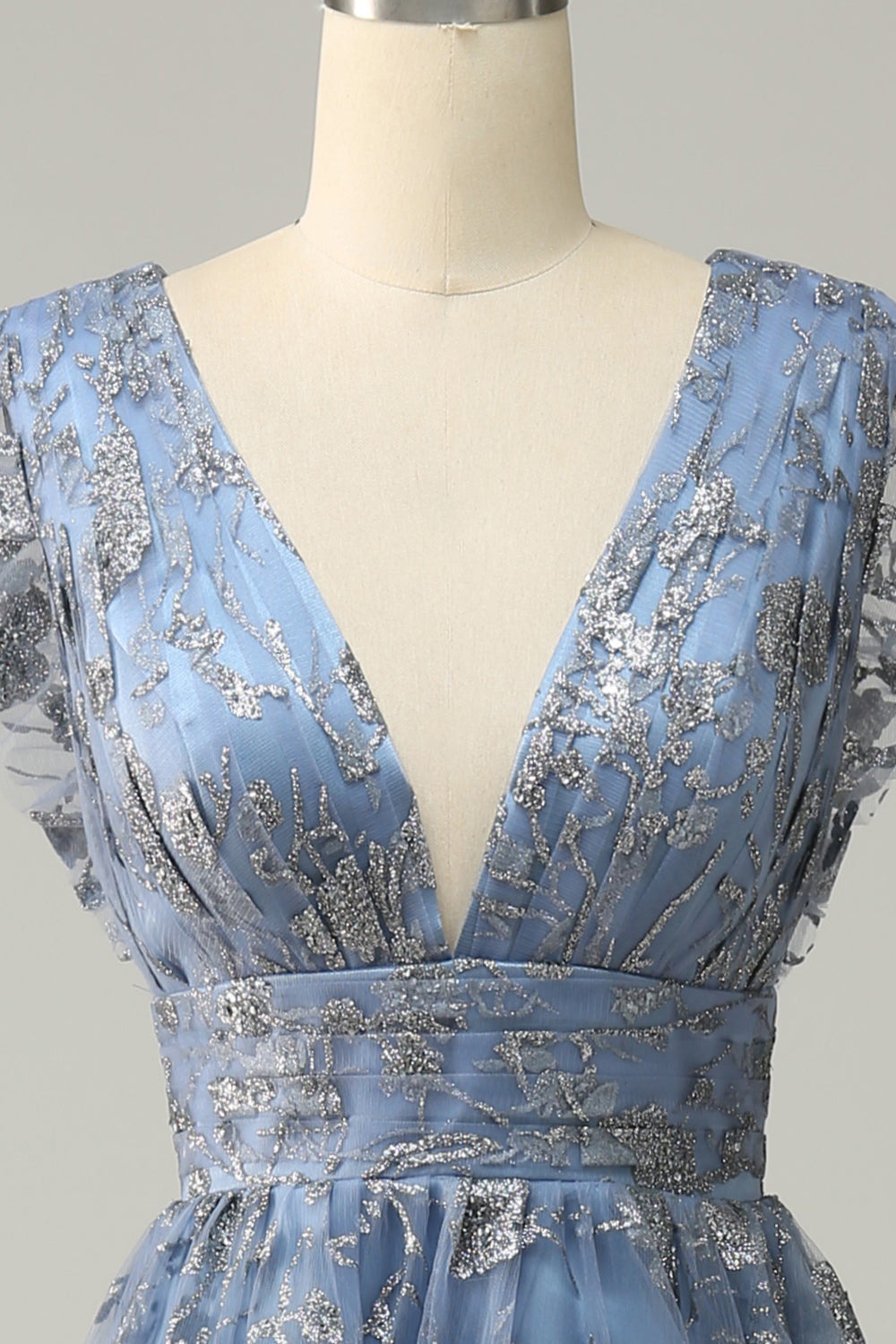 Vestido de fiesta azul grisáceo de talla grande con escote en V profundo y bordados