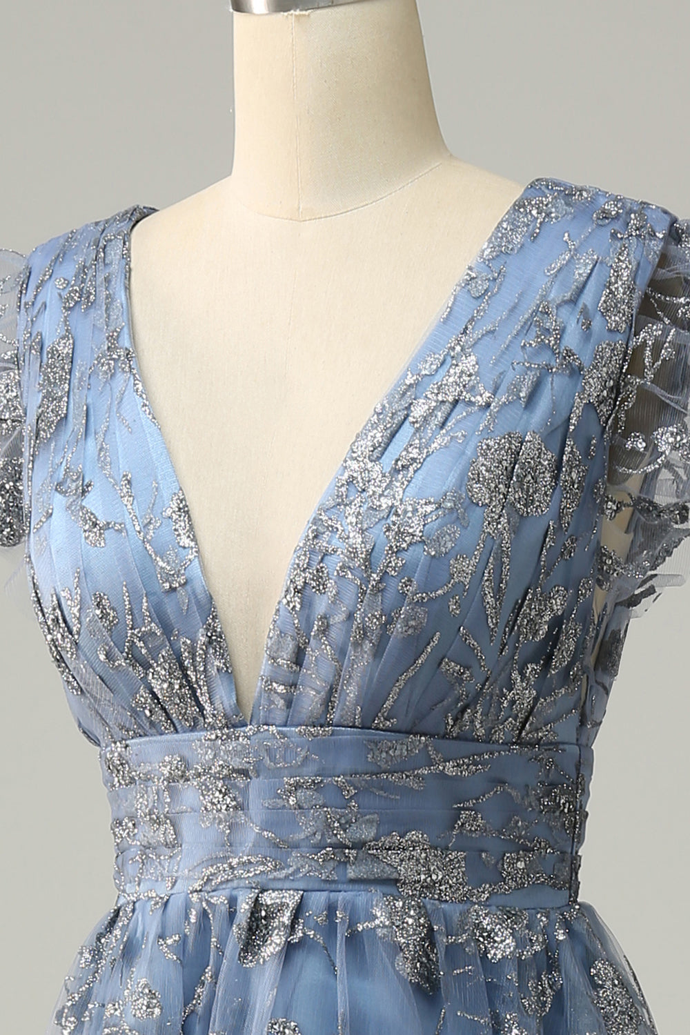 Vestido de fiesta azul grisáceo de talla grande con escote en V profundo y bordados