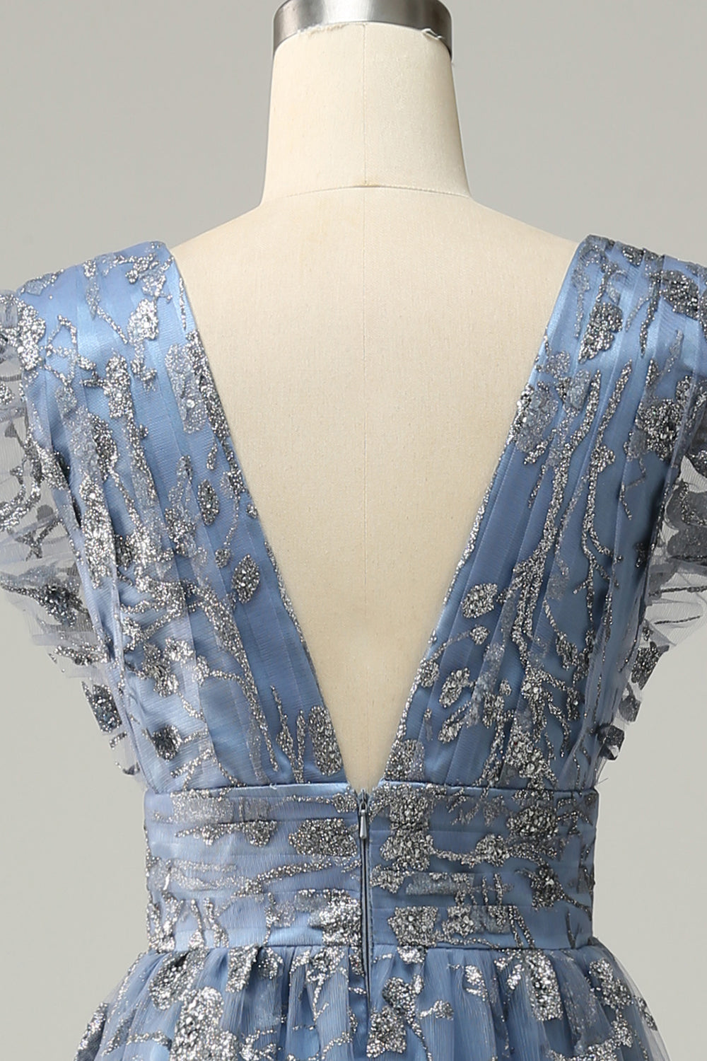 Vestido de fiesta azul grisáceo de talla grande con escote en V profundo y bordados