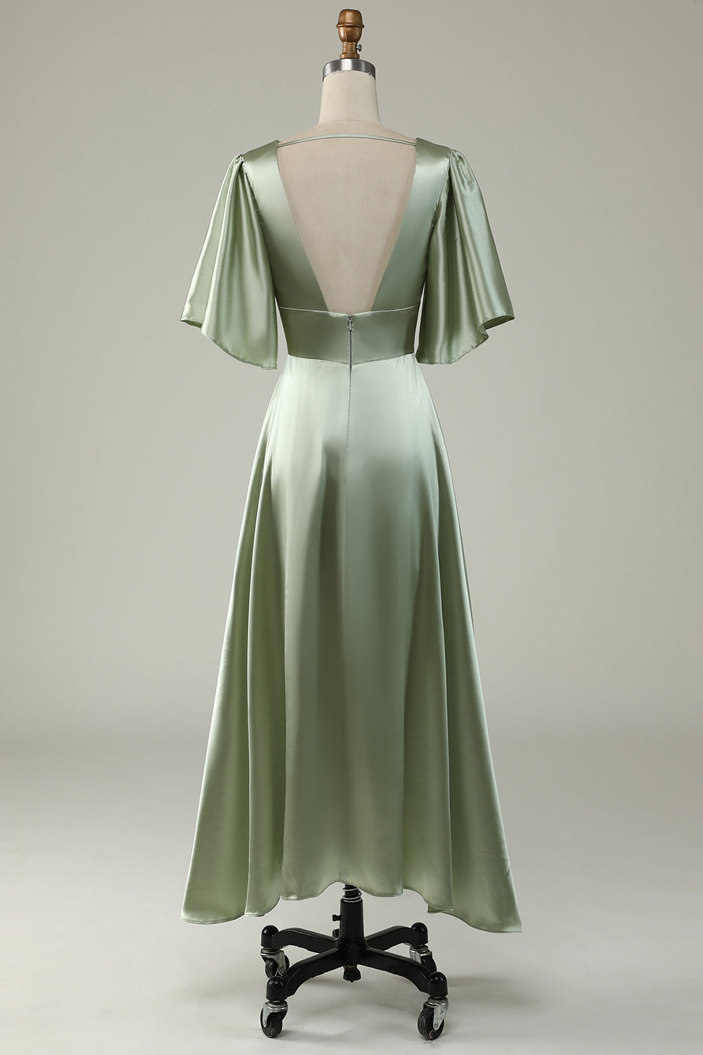 Vestido de dama de honor verde claro con escote pronunciado en V y mangas cortas