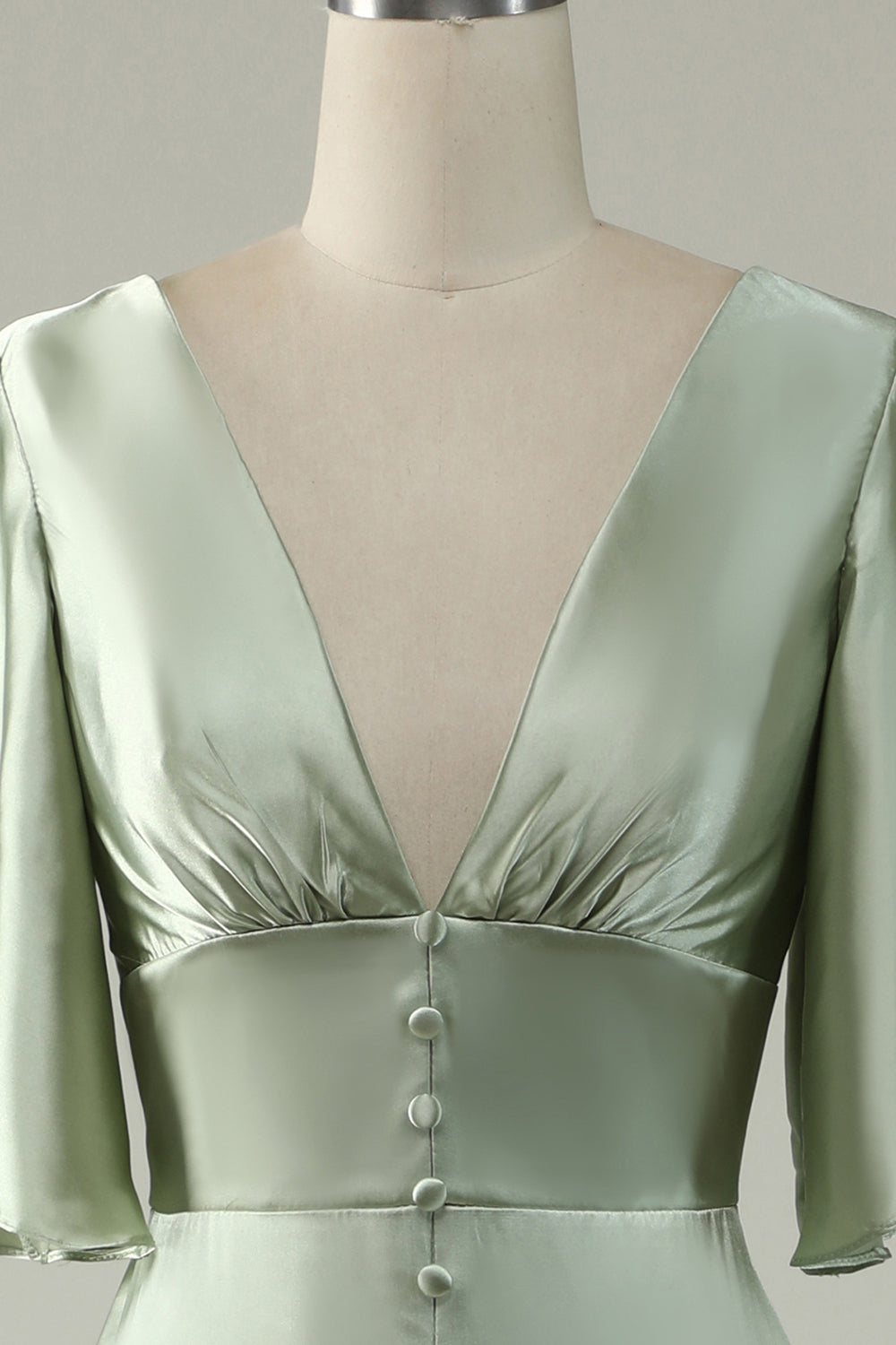 Vestido de dama de honor verde claro con escote pronunciado en V y mangas cortas
