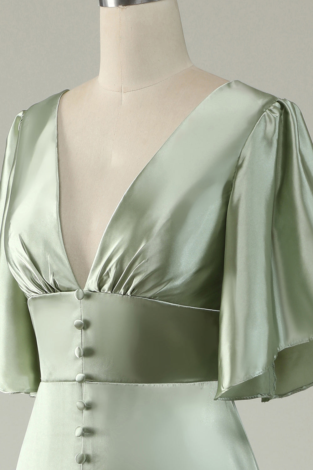 Vestido de dama de honor verde claro con escote pronunciado en V y mangas cortas