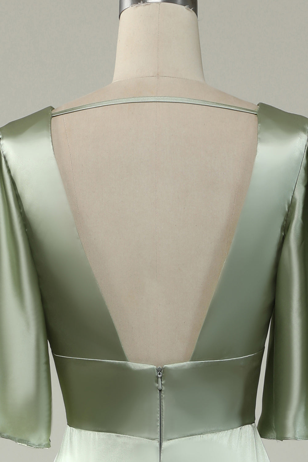 Vestido de dama de honor verde claro con escote pronunciado en V y mangas cortas