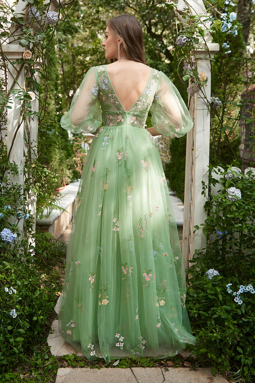 Vestido de fiesta largo verde de línea A con escote en V bordado y mangas cortas