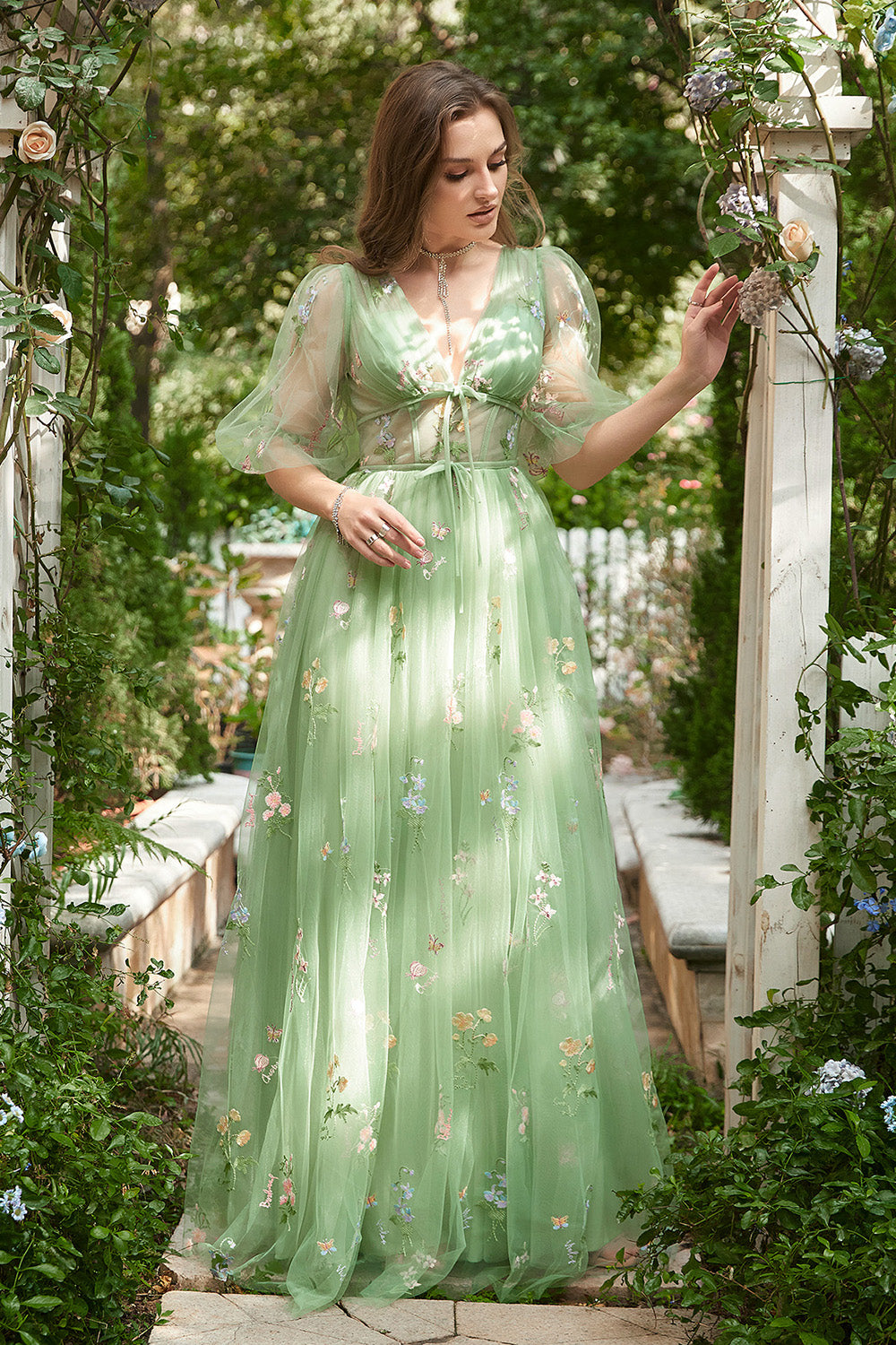 Robe de Bal Longue Lavande Coupe A avec Col en V, Broderies et Manches Courtes