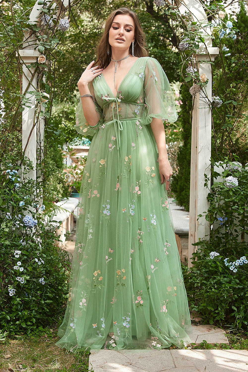 Vestido de fiesta largo verde de línea A con escote en V bordado y mangas cortas