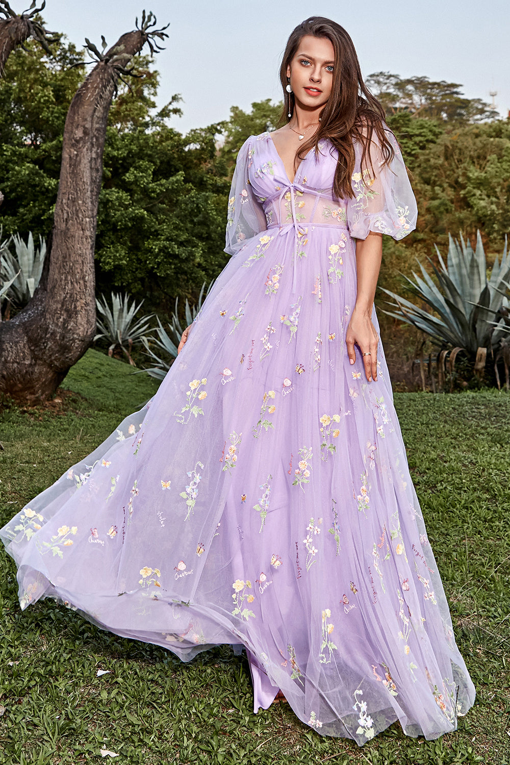 Robe de Bal Longue Lavande Coupe A avec Col en V, Broderies et Manches Courtes