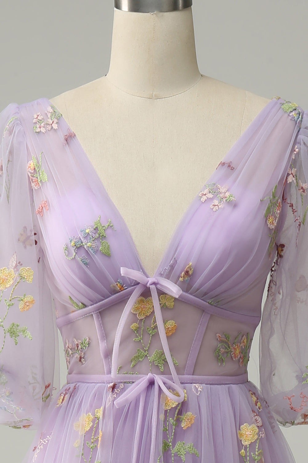 Robe de Bal Longue Lavande Coupe A avec Col en V, Broderies et Manches Courtes