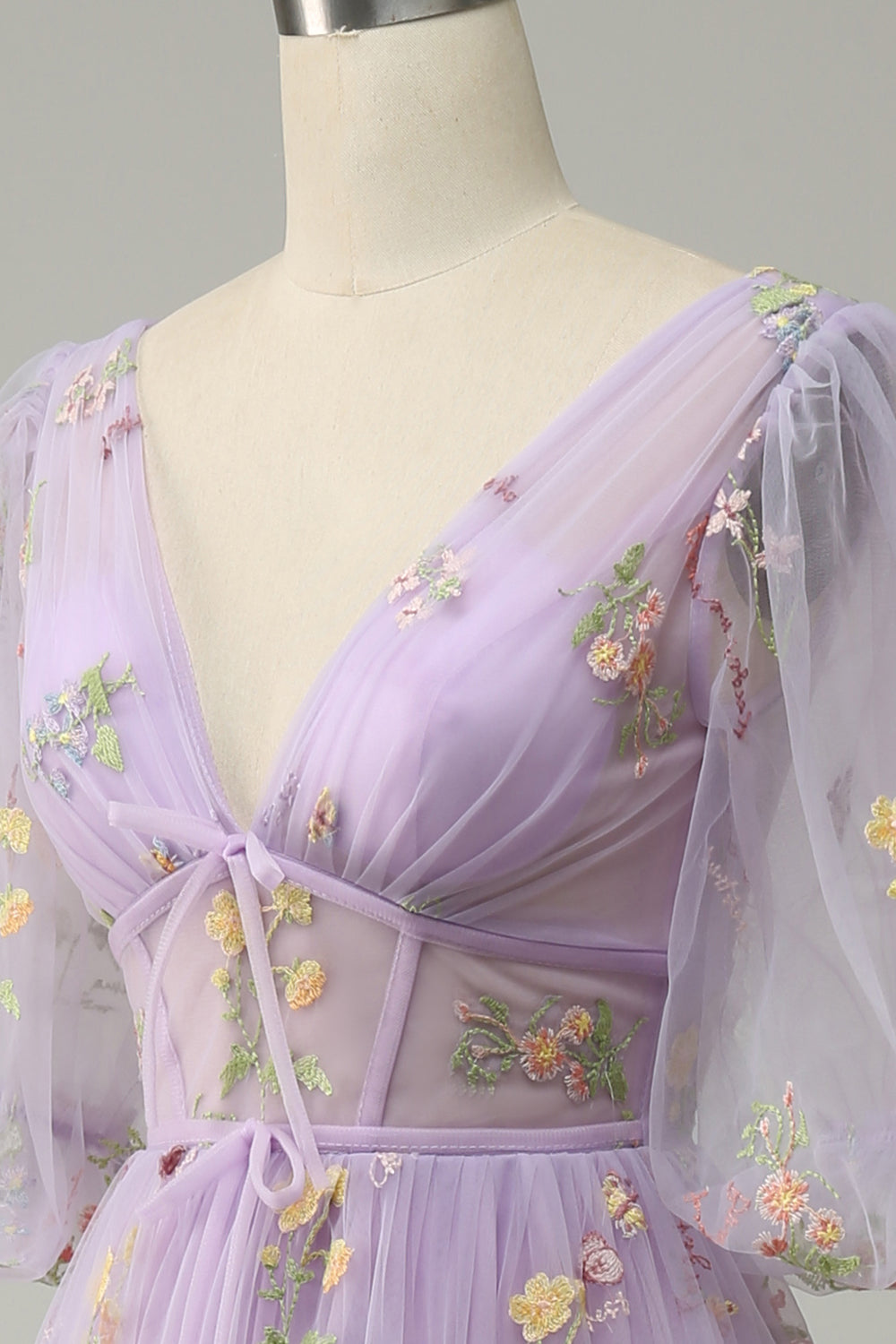 Robe de Bal Longue Lavande Coupe A avec Col en V, Broderies et Manches Courtes