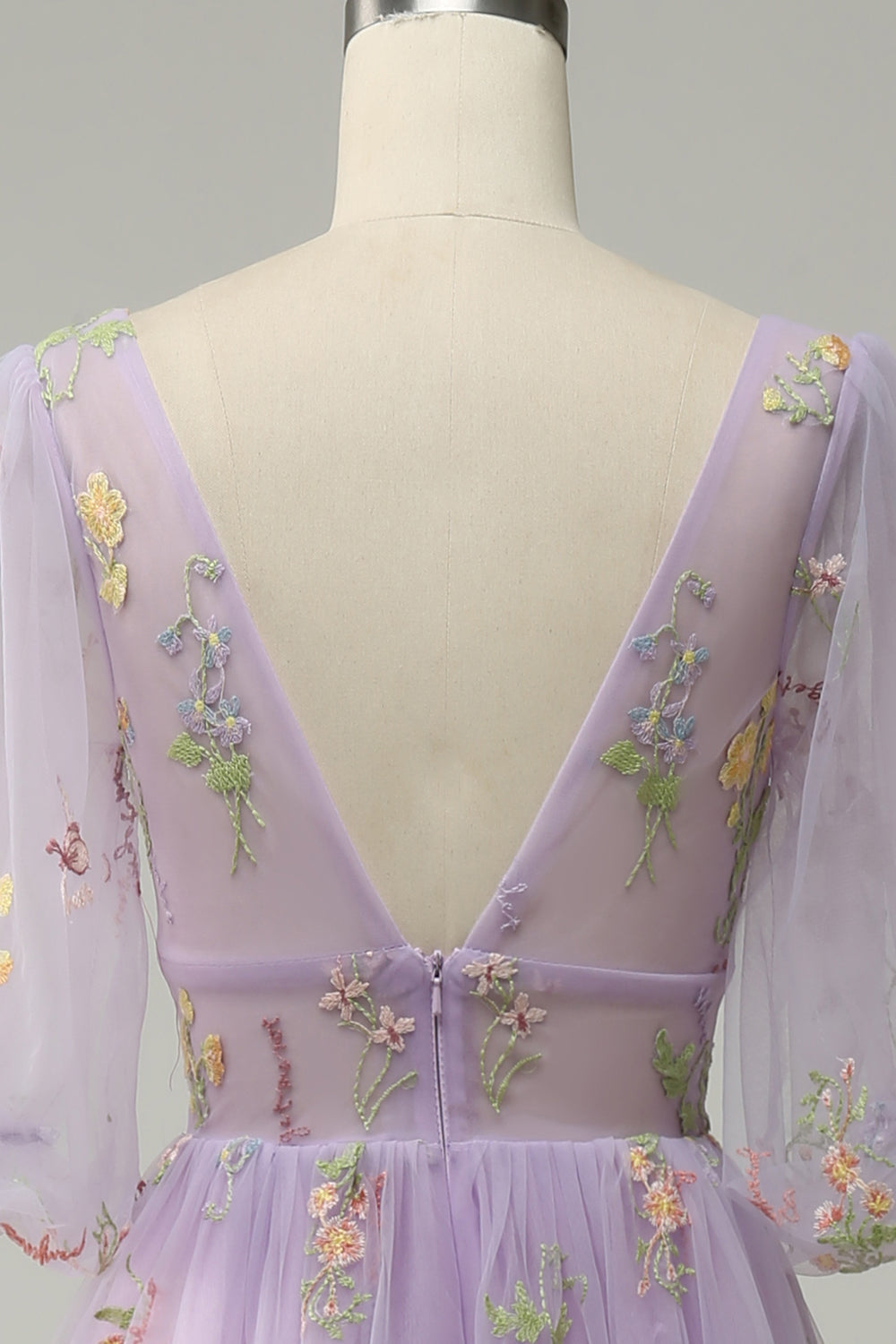 Robe de Bal Longue Lavande Coupe A avec Col en V, Broderies et Manches Courtes