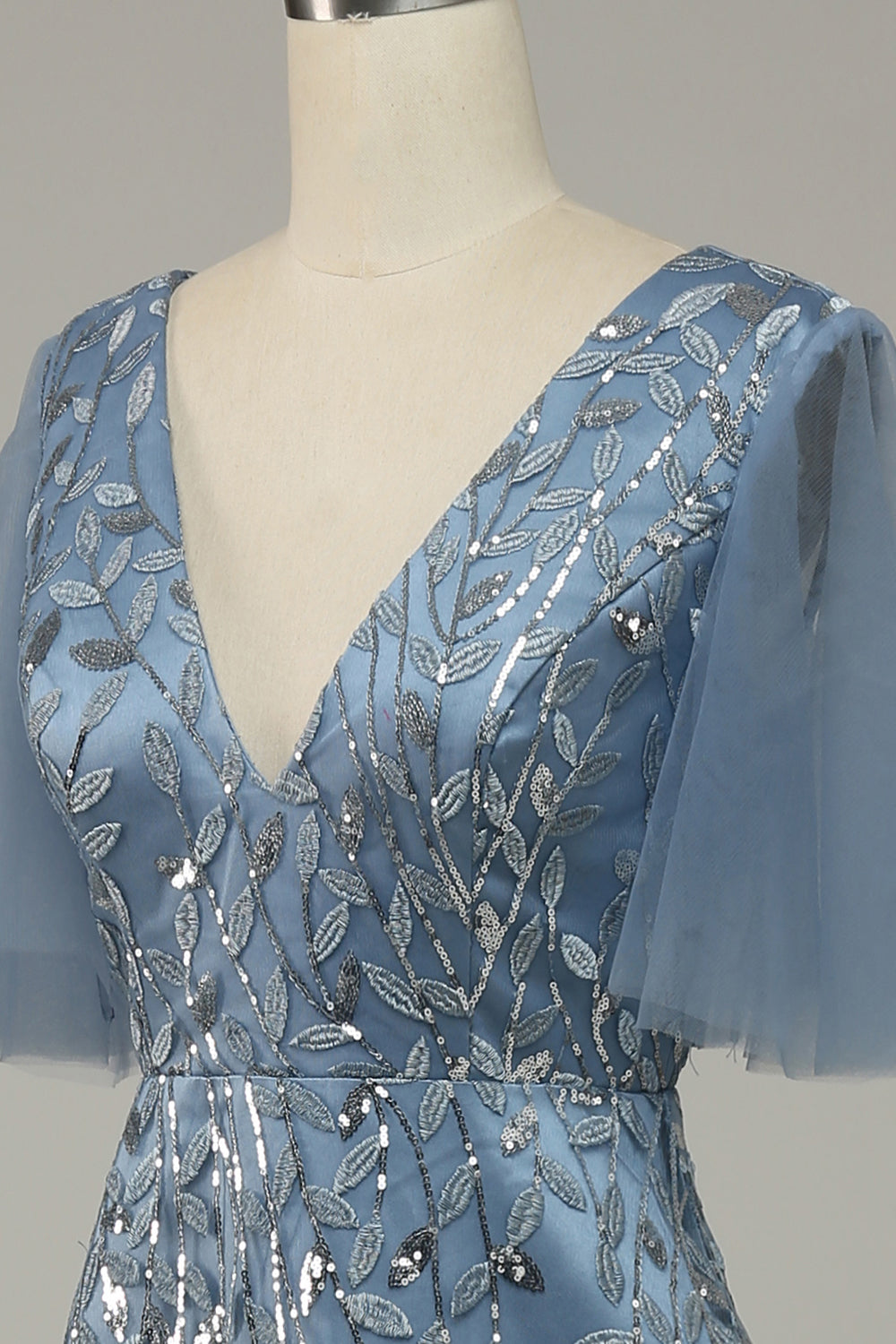 Robe de bal en tulle bleu-gris à feuilles brodées