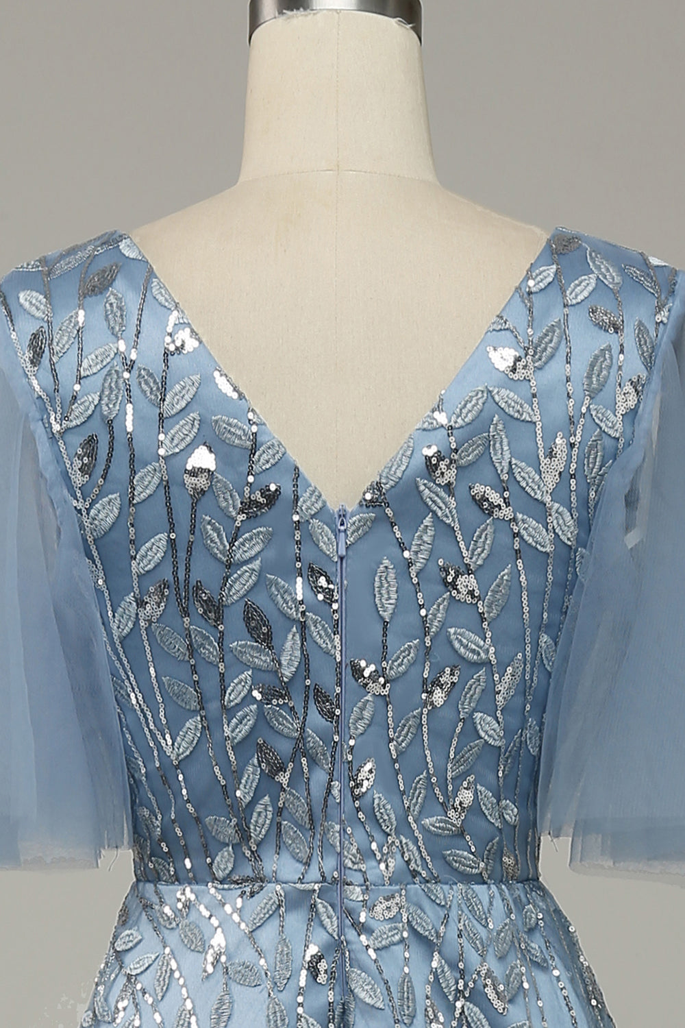 Robe de bal en tulle bleu-gris à feuilles brodées