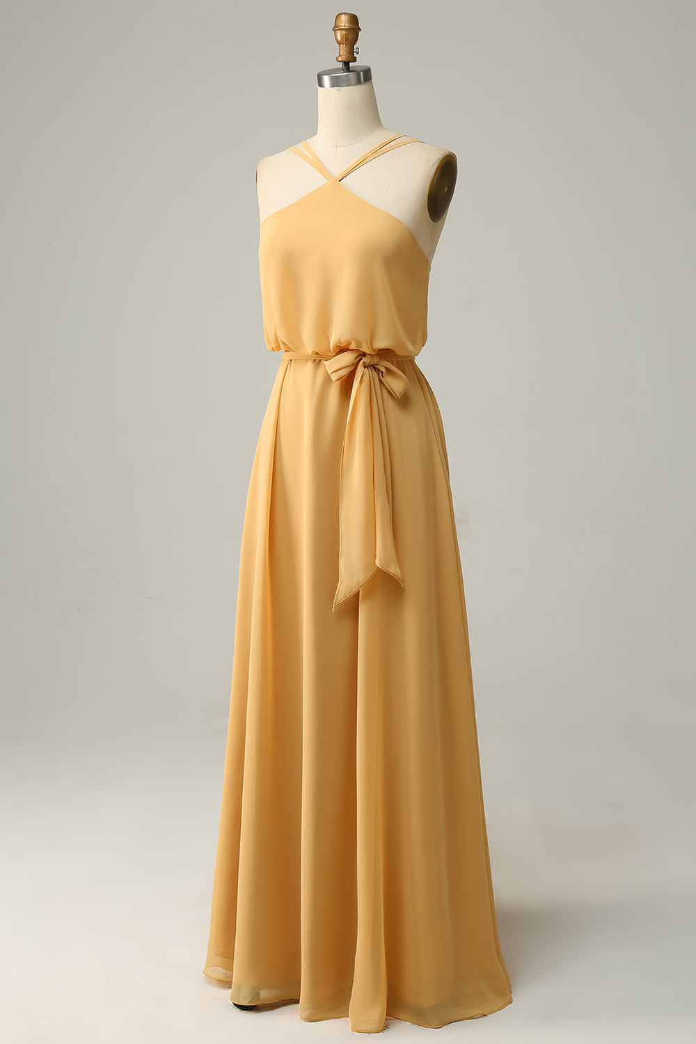 Robe longue de demoiselle d'honneur jaune coupe A, avec licol et nœud.