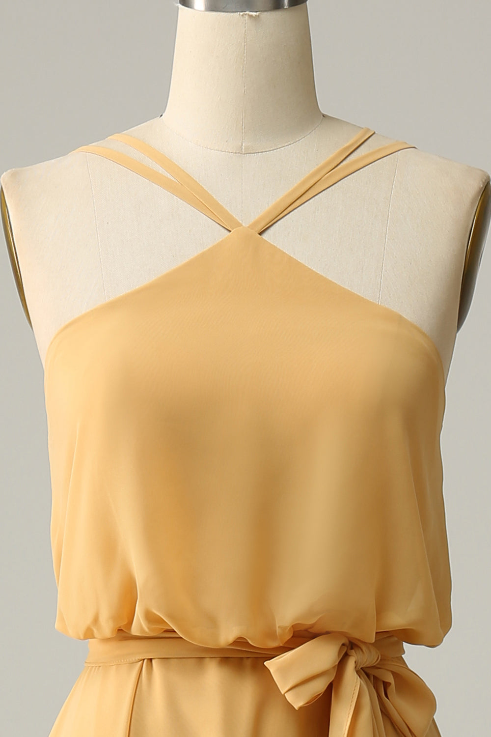 Robe longue de demoiselle d'honneur jaune coupe A, avec licol et nœud.