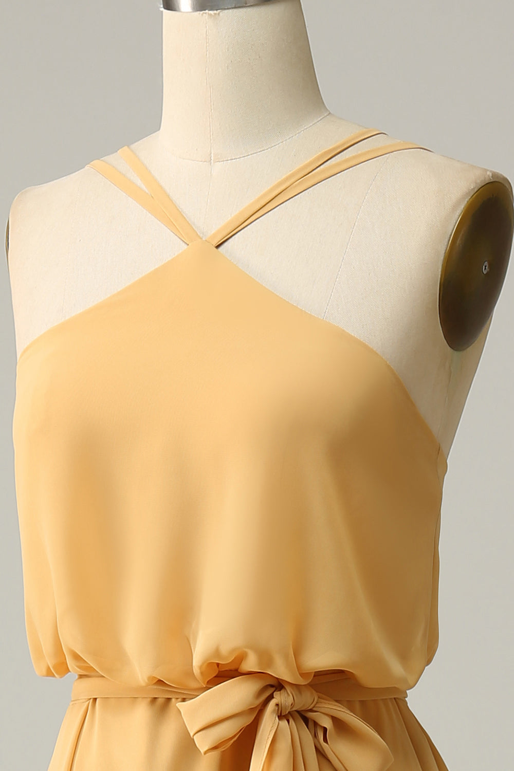 Robe longue de demoiselle d'honneur jaune coupe A, avec licol et nœud.