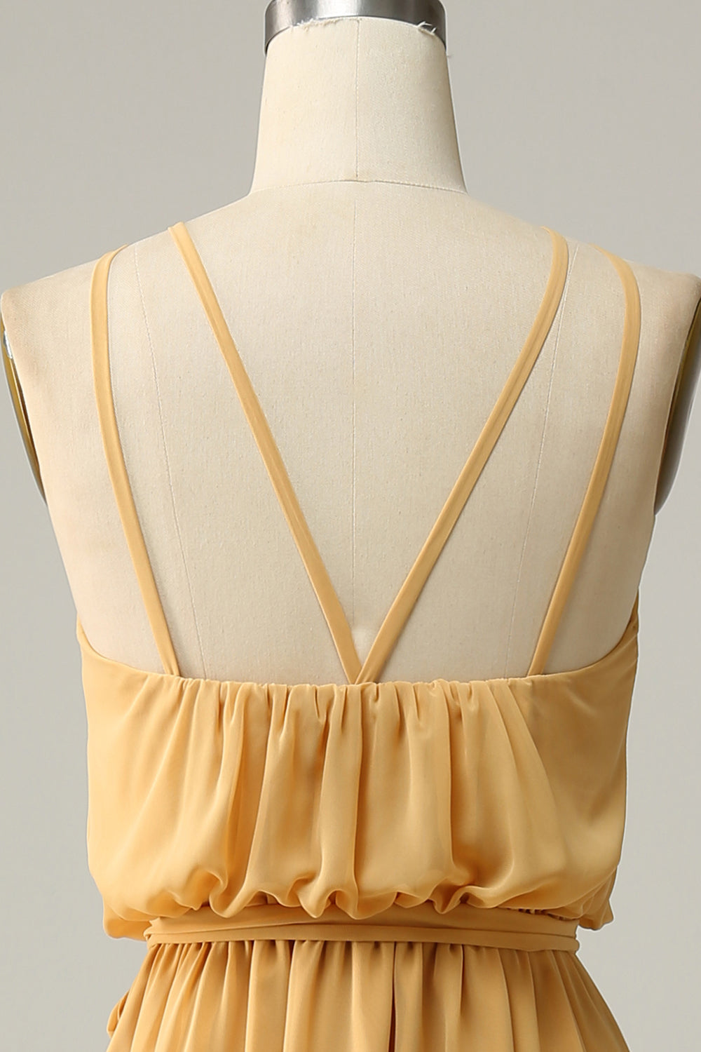 Robe longue de demoiselle d'honneur jaune coupe A, avec licol et nœud.