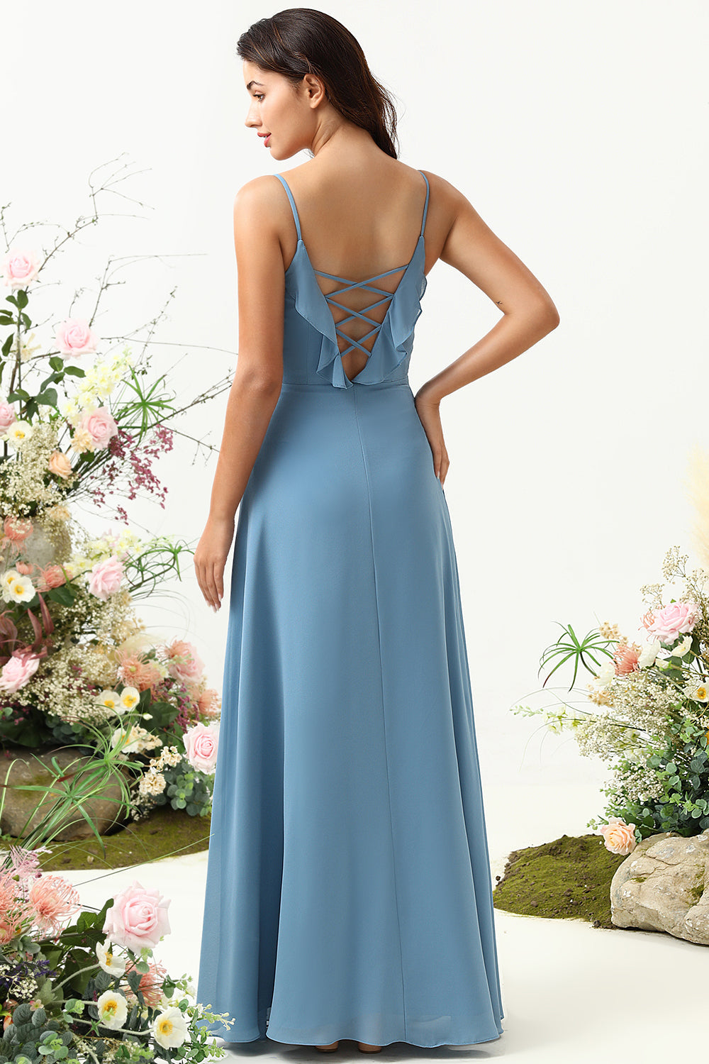 Robe longue de demoiselle d'honneur trapèze gris-bleu à fines bretelles et dos croisé
