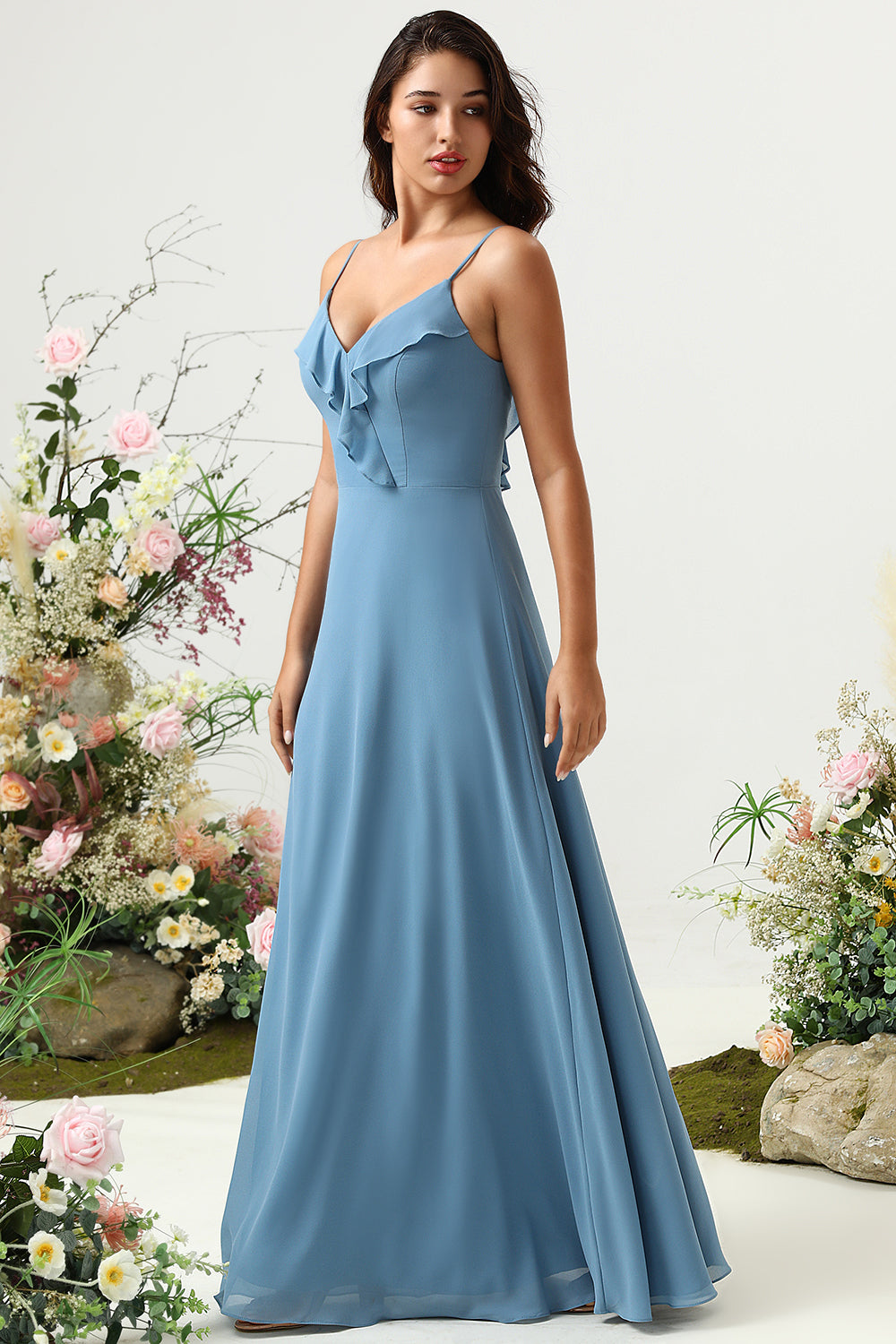 Robe longue de demoiselle d'honneur trapèze gris-bleu à fines bretelles et dos croisé