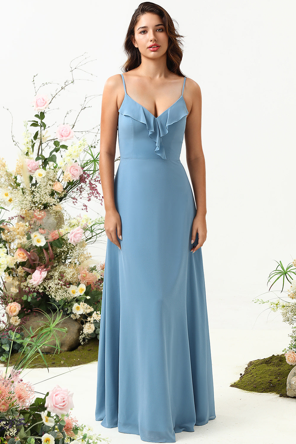 Robe longue de demoiselle d'honneur trapèze gris-bleu à fines bretelles et dos croisé