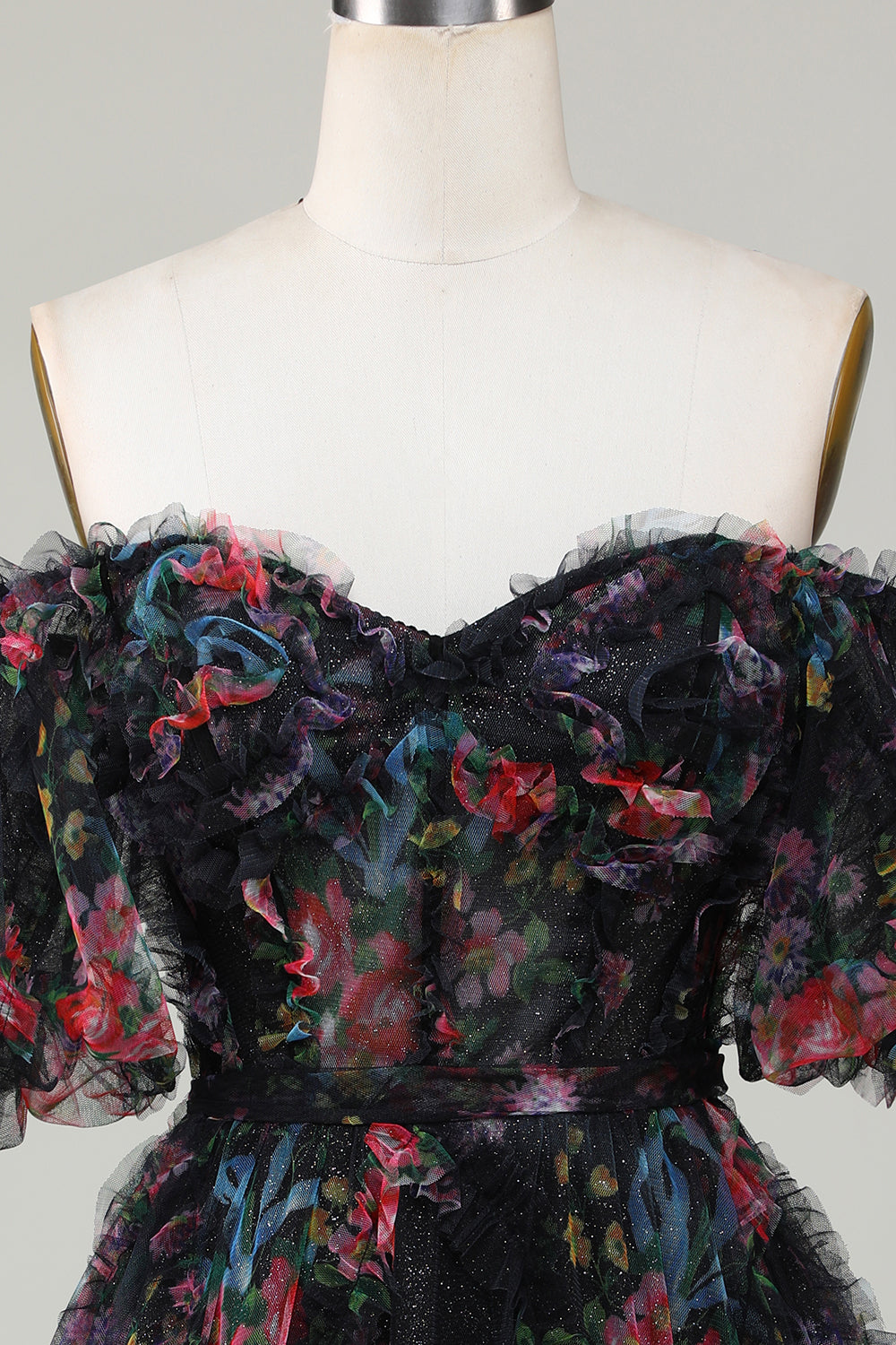 Robe de bal de fin d'études courte élégante en tulle noir trapèze à épaules dénudées avec manches courtes