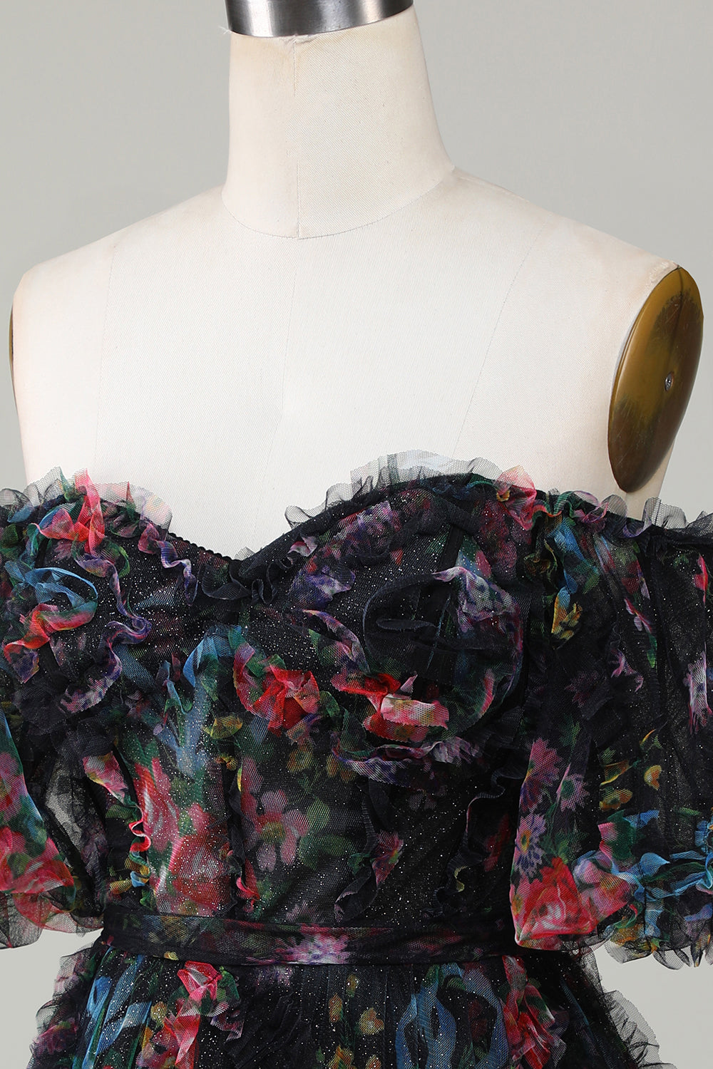 Robe de bal de fin d'études courte élégante en tulle noir trapèze à épaules dénudées avec manches courtes